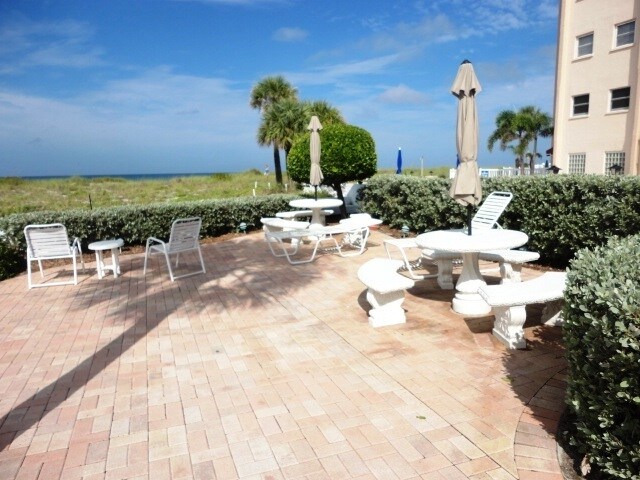 Building Photo - 1BR + Den with Murphy Bed/2BA Single level villa on the Beach!