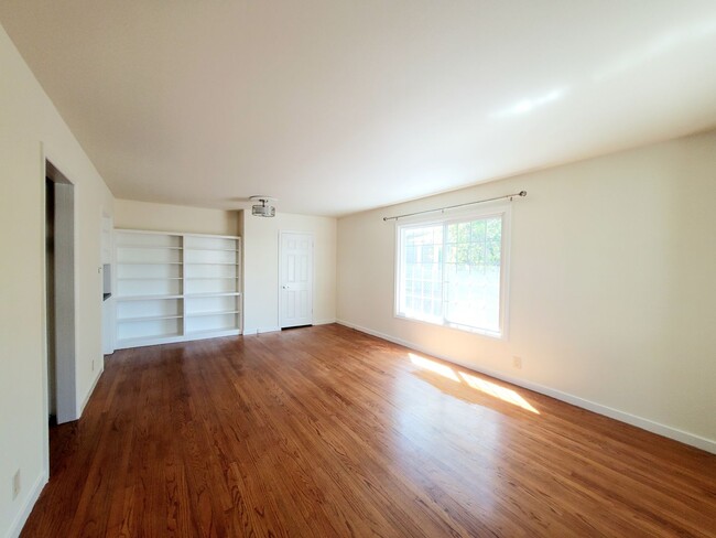 Building Photo - 1 bedroom apartment part of duplex in cent...