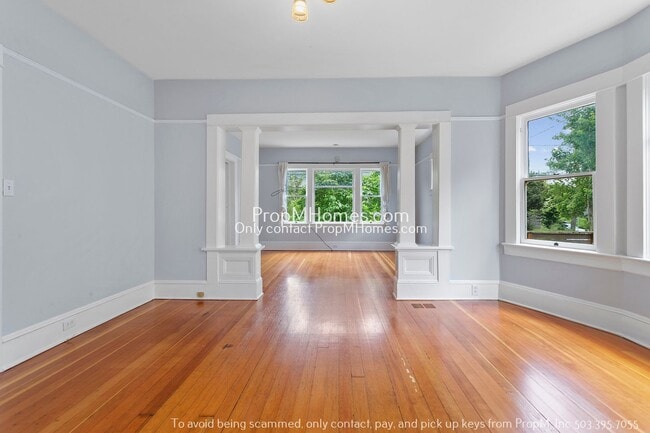 Building Photo - Ground Level Two Bedroom Duplex In The Heart Of NE Portland!