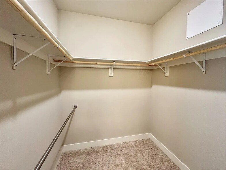 Building Photo - 837 NE Heights Ln