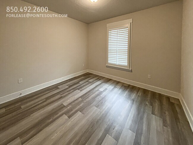 Building Photo - 10078 Lakeview Dr