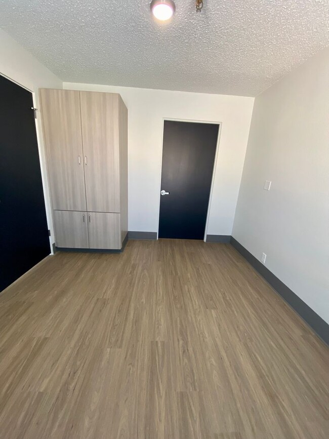 Building Photo - RARE - 2 bed 2 bath in fully renovated com...