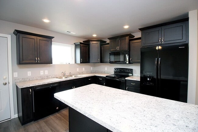 Building Photo - Amazing home in a quiet location!