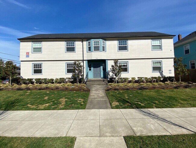 Building Photo - Modern 1-Bedroom! Private Storage w/Washer...