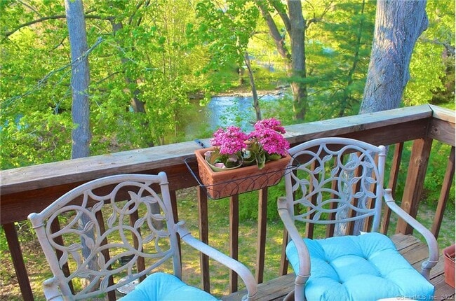 Building Photo - 197 Bridge St