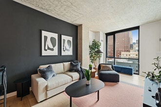 Building Photo - 633 S LaSalle St