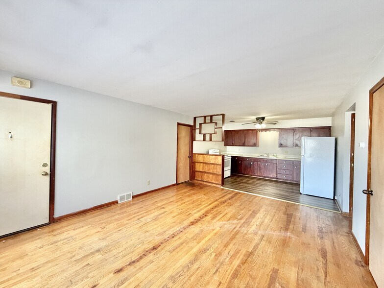 Building Photo - 2109 Lake Point Dr