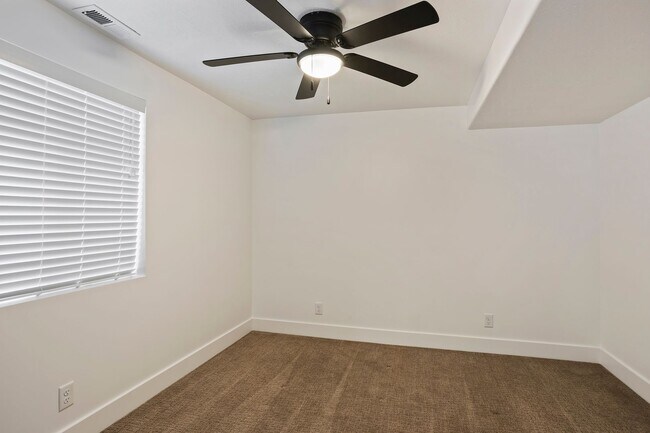 Building Photo - Spacious 4 Bedroom 3 Bathroom Layton Home