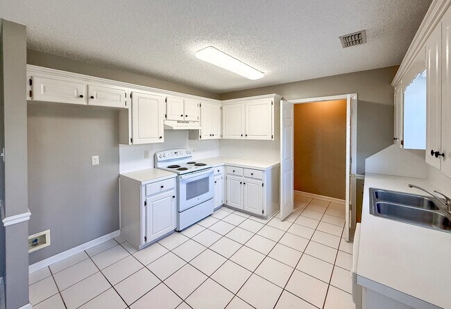 Building Photo - 24 Winchester Ct