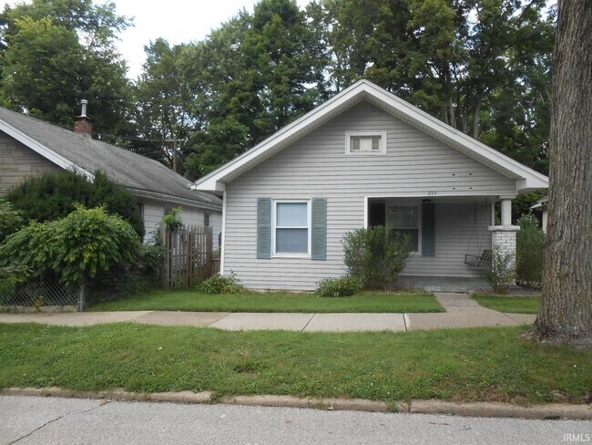 Primary Photo - 215 E 12th St