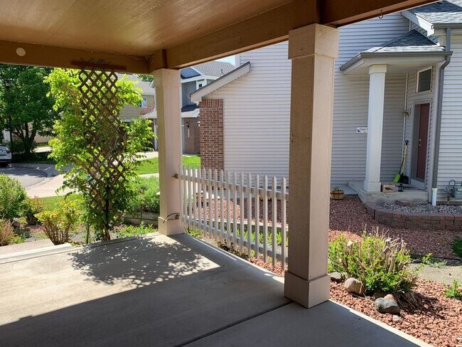 Building Photo - Gorgeous 5 Bedroom 3.5 Bath House with 3 c...