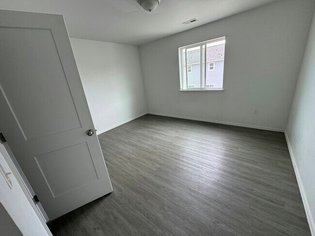 Building Photo - 2813 W Marina Dr