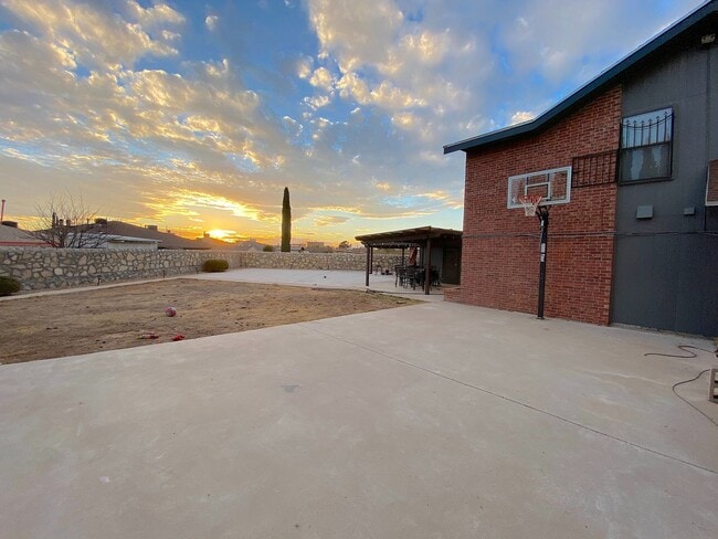 Building Photo - East El Paso 4 bed Refrig A/C!