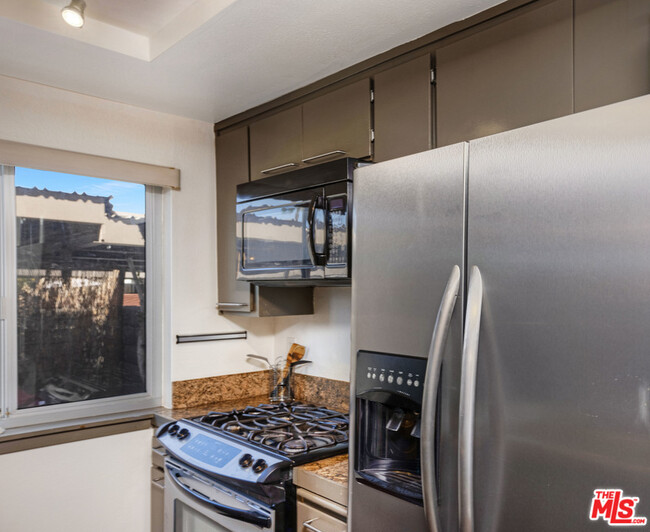 Building Photo - 2230 N Indian Canyon Dr