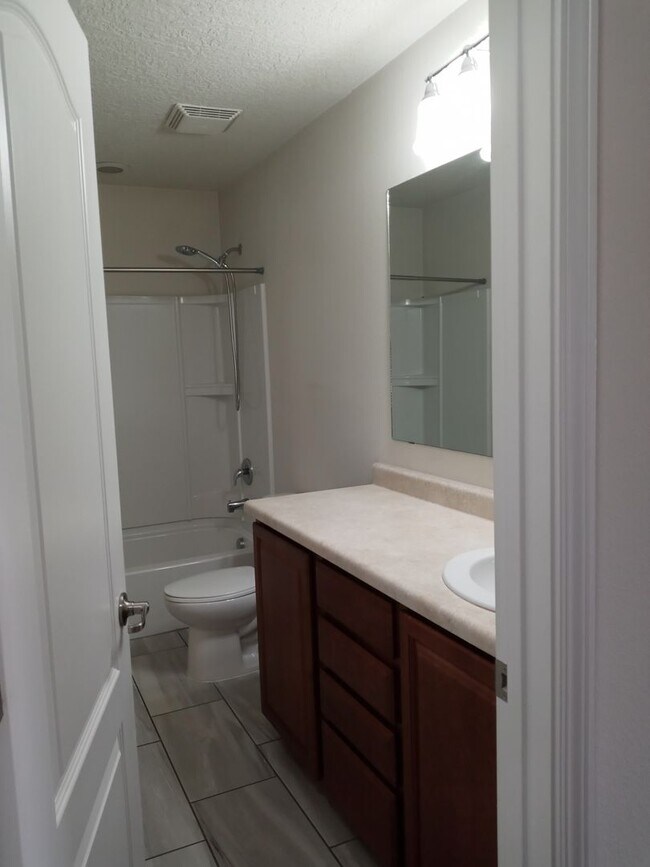 Building Photo - FOUR BEDROOMS!