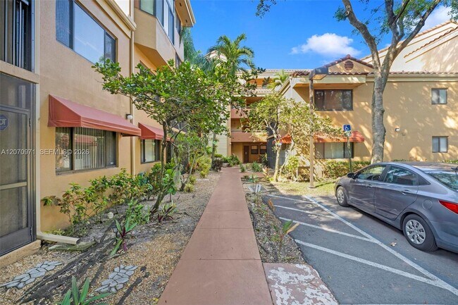 Building Photo - 15545 N Miami Lakeway