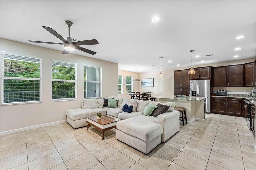 Building Photo - 16280 Oakview Dr