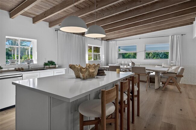 Building Photo - 3138 SW 15th St