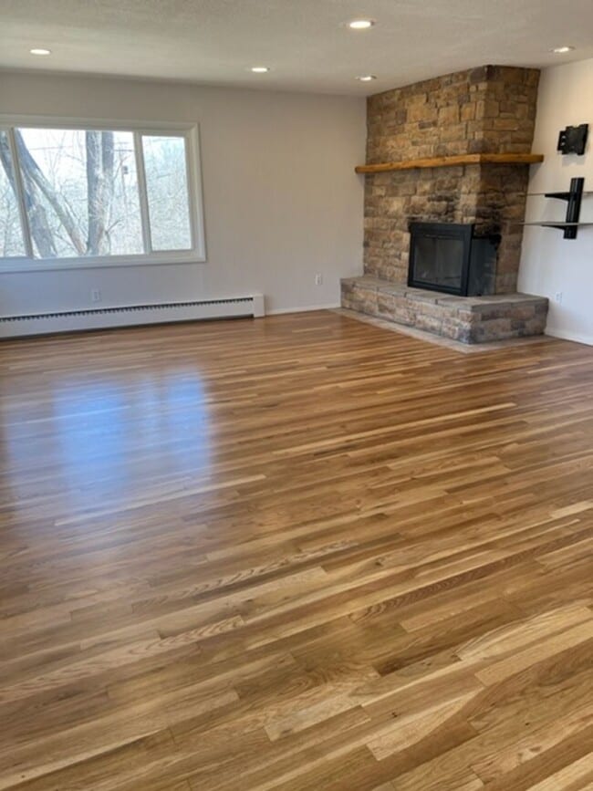 Building Photo - 4 BEDROOM HOME IN SKYWAY!!