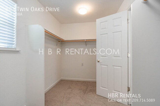 Building Photo - 803 Twin Oaks Dr