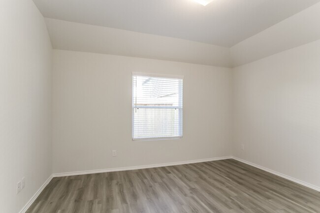 Building Photo - 8810 Lar Ree Oaks Cir