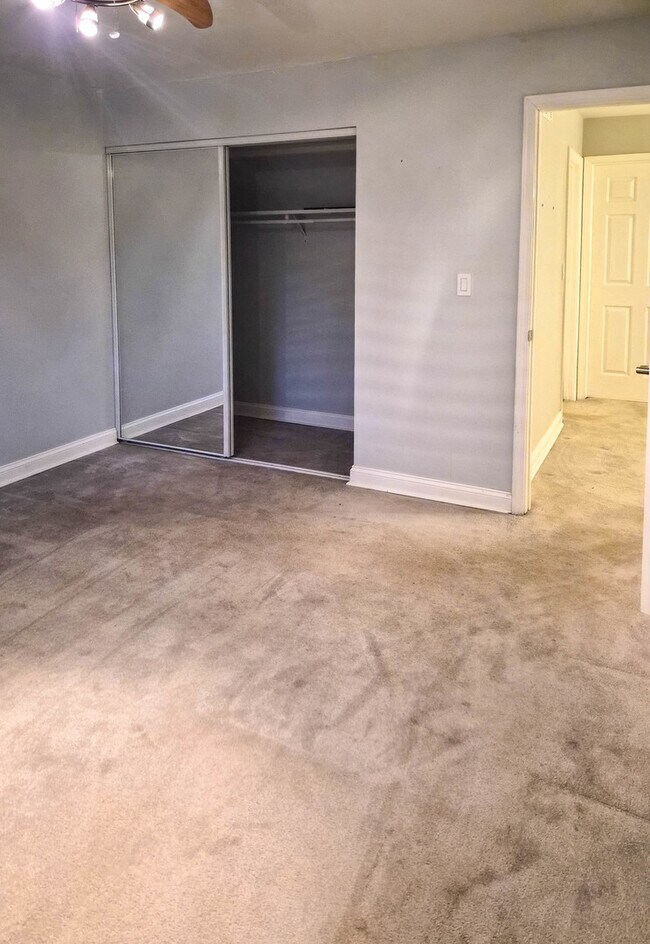 Building Photo - 824 Minnesota Cir