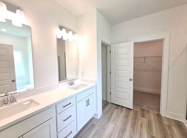 Building Photo - 6550 Paso Fino Dr