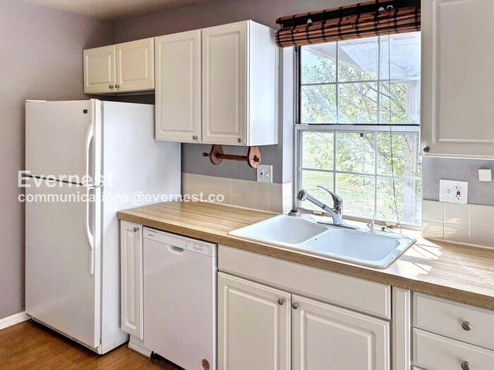 Building Photo - 2828 Silverplume Dr