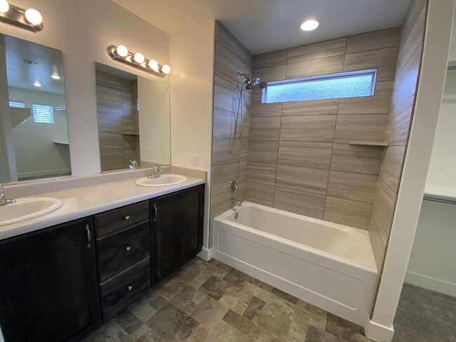 Building Photo - "Spacious 4-Bedroom Townhouse Retreat on S...