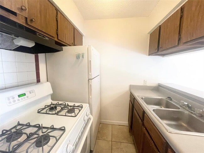 Building Photo - 2609 Ektom Dr