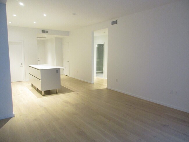 Building Photo - Vista Condominiums - 1 bedroom/1 bath Pearl District condo w/parking/storage/amenities/most utili...