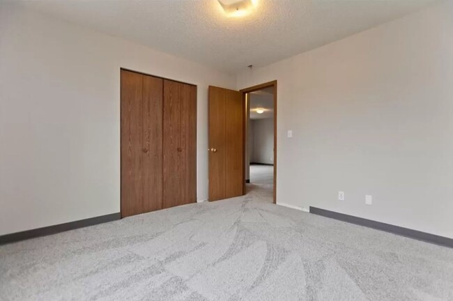 Building Photo - Beautiful 2BR 1ba condo available for May ...