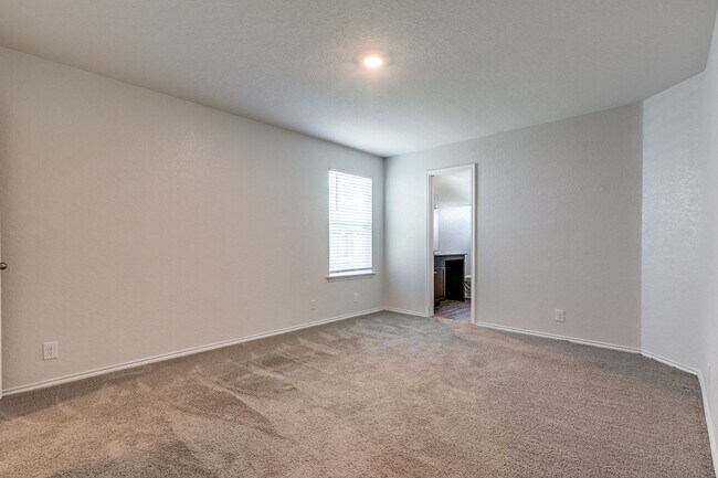 Building Photo - BEAUTIFUL 3-BEDROOM D.R. HORTON HOME IN RE...