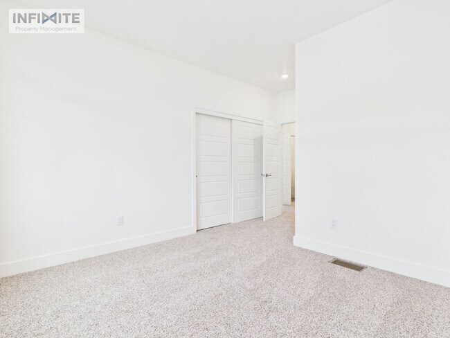 Building Photo - 4814 Briarwood Ln