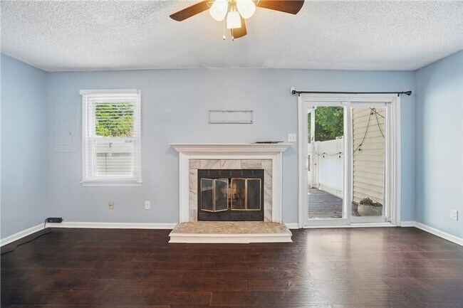 Building Photo - Stylish Townhouse in Prime VA Beach Location!