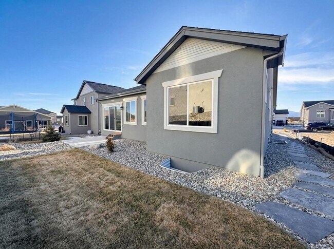 Building Photo - 8633 Noreen Falls Dr