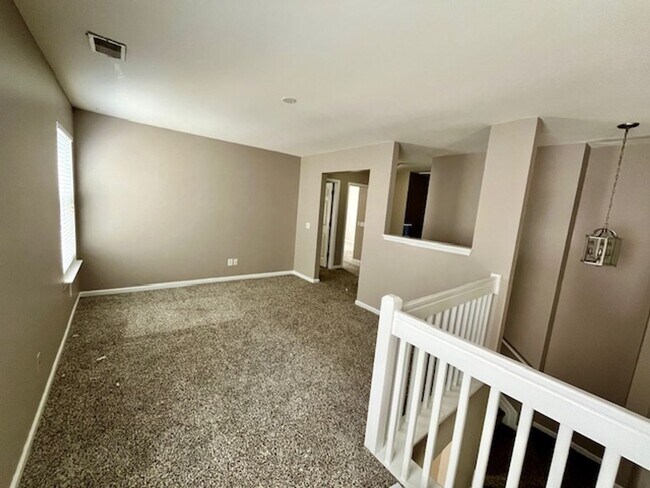 Building Photo - Spacious Move In Ready Townhome on Johns I...