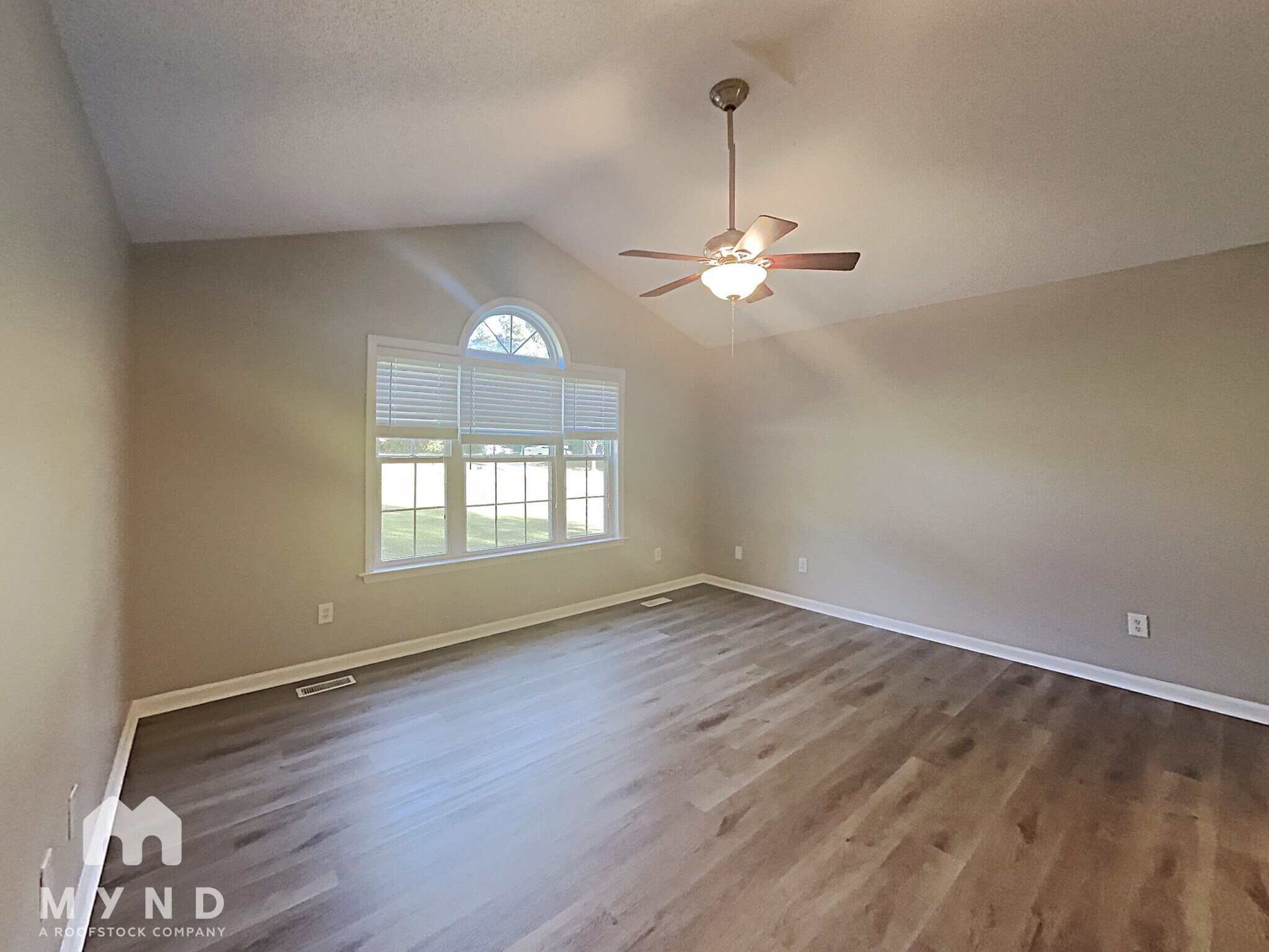 Building Photo - 165 S Ridge Dr