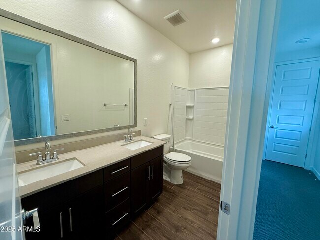 Building Photo - 938 E Danbury Dr
