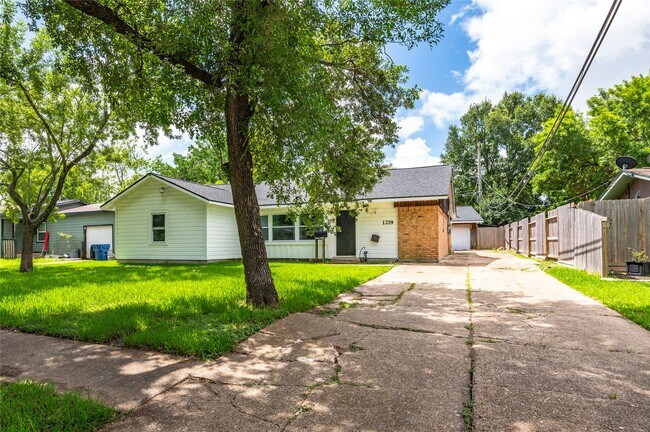 Building Photo - 1219 Park Ln