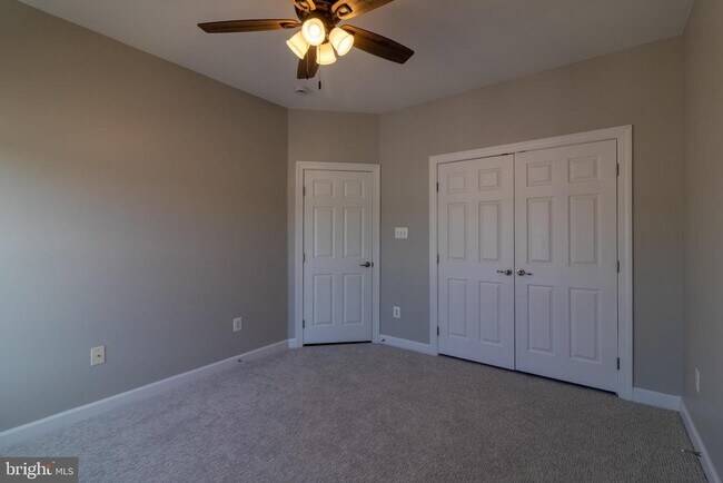 Building Photo - 323 Community Center Ave