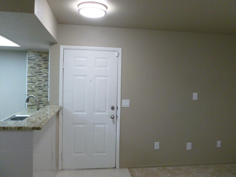 Building Photo - 1908 Tierra Vista Dr