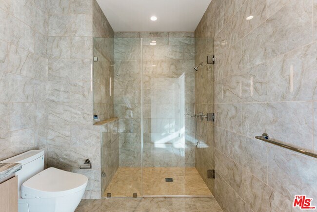 Building Photo - 700 Broadway