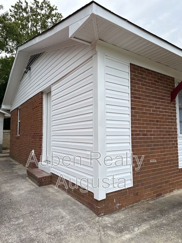 Building Photo - 2516 Kensington Dr E