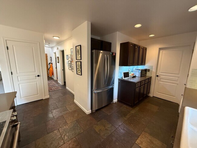 Building Photo - Beautiful 3 Bed/2.5 Bath Home in West Bend - Albany Ave
