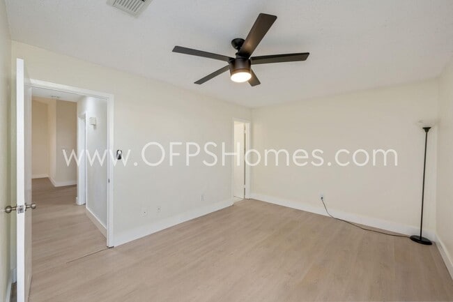 Building Photo - 211 Indian Oaks Dr