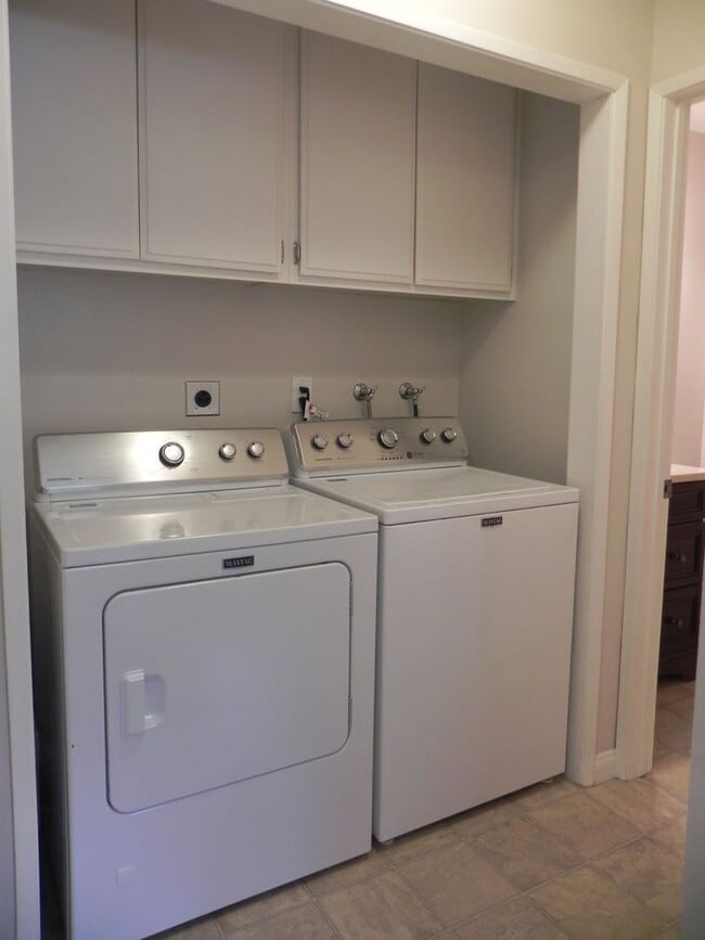 Building Photo - 2 Bedroom-2 Bathroom Single Story Condo; 2...