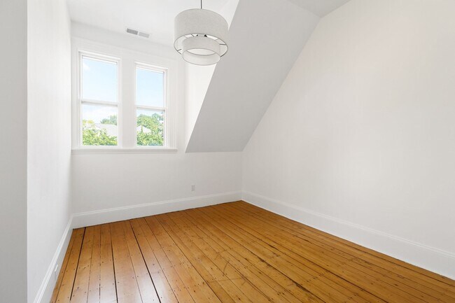 Building Photo - 33 Brewster St