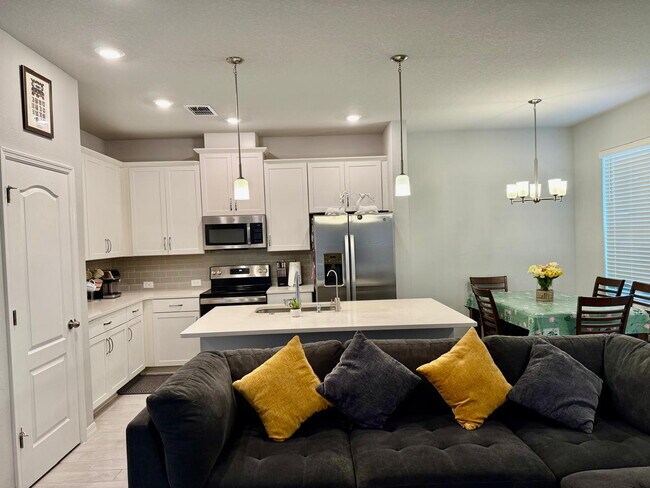 Building Photo - Spacious 4-Bedroom Corner Townhome with Loft & Lake Views in Ocoee