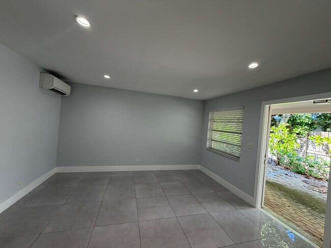 Building Photo - 820 N Victoria Park Rd